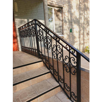 Rampe d'escalier moderne en fer forgé sur mesure avec balustres verticaux pour extérieur, idéale pour les projets de villas et de bâtiments résidentiels