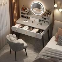 Coiffeuse moderne simple de luxe avec miroir de maquillage rouge en filet adapté à un petit appartement léger