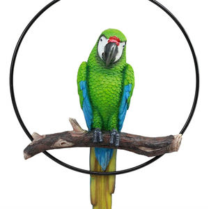 Hars Tuin Vogels Patio Home Tuin Opknoping Scarlet Macaw Papegaai Neerstrijken Op Tak In Metalen Ronde Ring Figurine Sculptuur - Product Image 1