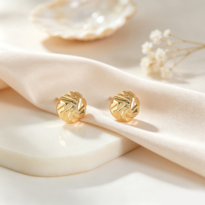 Aretes de <span class=keywords><strong>Oro</strong></span> de Cobre y Latón Chapados en <span class=keywords><strong>Oro</strong></span> de 18K con Múltiples Estilos: Texturizados, con Cuentas, Corazón, Estrella, Lazo, Trébol y Bola - Product Image 3