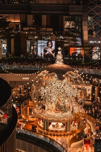 Esfera de Navidad Encantadora de Acero Inoxidable - Escultura de Luz de Bola de Cristal para el Vestíbulo de un Hotel de Lujo - Product Image 4