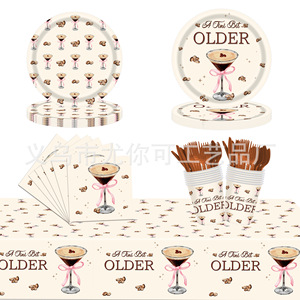 Ensemble de vaisselle jetable pour fête sur le thème des cocktails élégants : assiettes, serviettes, gobelets, couverts et nappe – Idéal pour les anniversaires et les célébrations. - Product Image 1