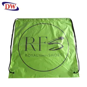 Recycle пользовательский собственный логотип напечатанный зеленый pe пластиковый рюкзак на шнурке сумка для переноски