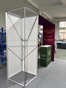 Stand Espositivo Portatile 10x10ft - Tessuto Tensionato con Stampa Personalizzata a Sublimazione per Fiere - Product Image 3