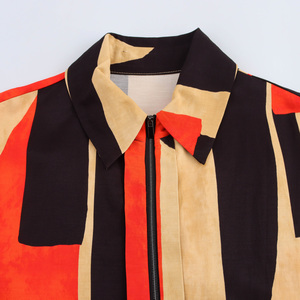 Blus atasan kasual wanita lengan pendek kerah terlipat motif warna-warni diskon besar - Product Image 3