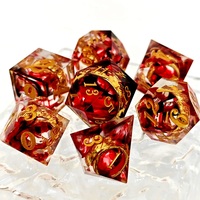 Dés polyédriques D&D en résine transparente à bords tranchants, avec noyau en or et impression d'encre bleue et rouge, modèle Royal Lord