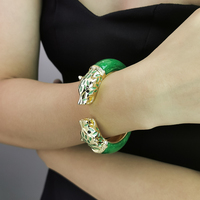 Bracelet manchette ouvert tendance à double tête de léopard émaillée, accessoire de mode animalier, best-seller transfrontalier