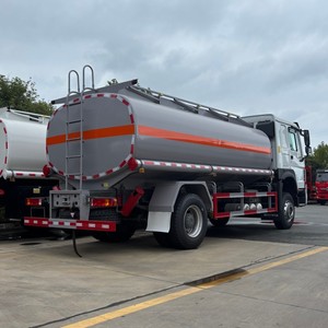 รถบรรทุกน้ำมันดีเซล HOWO 4x2 10000 ลิตร พร้อมปั๊มและมิเตอร์สำหรับเติมน้ำมันในสถานีบริการน้ำมัน - Product Image 4