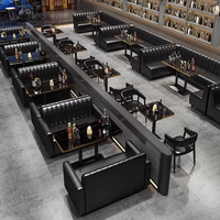 Ensemble de mobilier de restaurant moderne de style western rétro, tables et chaises en bois, banquette pour café et cantine d'hôtel
