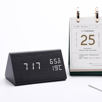 Horloge de table numérique à LED en bois avec logo personnalisable, forme triangulaire, affichage de la température et de l'humidité, commande vocale, horloge de bureau