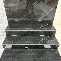 Marches d'escalier en marbre de luxe léger avec surface antidérapante, éclairage à capteur, construction durable pour usage intérieur