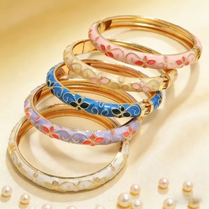Pulsera de aleación apilable con diseño de trébol de cuatro hojas y flor de cinco hojas, estilo palaciego vintage, con efecto de goteo de aceite y acabado dulce y brillante, para mujer - Product Image 1