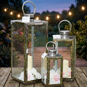 Ensemble de lanternes rectangulaires en métal avec fleurs blanches pour mariages et décoration intérieure - Product Image 3