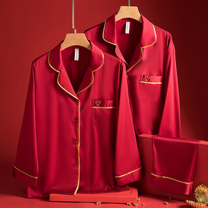 <span class=keywords><strong>Pigiama</strong></span> Traspirante con Logo Frontale e Scollo a V per Coppie di Sposi, Set Estivo in Raso Rosso per <span class=keywords><strong>Uomo</strong></span> e Donna - Product Image 1