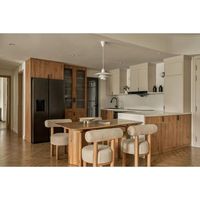Meubles de cuisine en placage de bois et panneaux mélaminés, crédence en carrelage blanc, plan de travail en marbre, évier et robinet pour cuisine d'appartement urbain