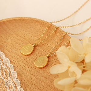 Collar con colgante de acero inoxidable estilo palaciego de moda vintage con letras ovaladas 18K chapado en oro joyerí<span class=keywords><strong>a</strong></span> collar de acero de titanio - Product Image 2
