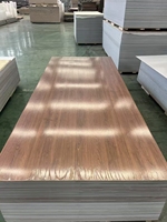 Panneau PVC moderne en charbon de bambou pour intérieur, haute brillance, étanche, 5 mm 8 mm, pour murs intérieurs de salle de bain et d'entrepôt