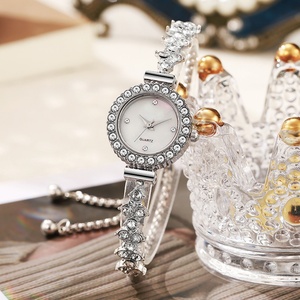 Montre-bracelet pour femme ornée de cristaux, cadran en nacre argenté - Product Image 6
