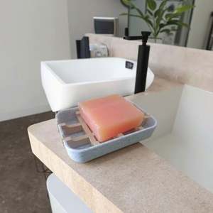 Accessoires de salle de bain en bambou style marbré, porte-savon, boîte à shampoing, boîte à savon avec drain d'eau - Product Image 5