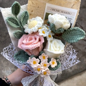 Vente chaude Fleurs décoratives de mariage en tricot Petites <span class=keywords><strong>marguerites</strong></span> Tulipes Roses Bouquets Fleurs au crochet Fait main - Product Image 1