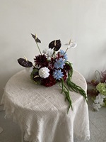 Arrangement d'Anthurium Bourgogne, Petite Boule de Fleurs de 30 cm avec Centre de Table Dahlia Bleue, Décoration de Mariage