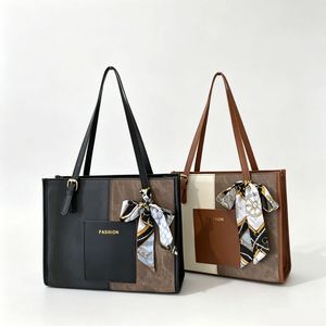 กระเป๋าถือหนังแท้แบบสั่งทำพิเศษ ตกแต่งวงกลมไม้ หูหิ้วเชือกสีดำ ดีไซน์โดดเด่น - Product Image 6