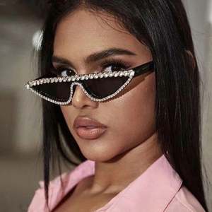 Lunettes de soleil œil-de-chat de luxe pour femmes, personnalisées avec logo, en gros, avec strass et protection UV400 - Product Image 1