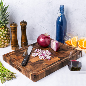 Tabla de cortar de nogal negro de veta final antideslizante grabada, tipo bloque de carnicero para charcutería, con ranura para jugos y compartimento de clasificación - Product Image 2