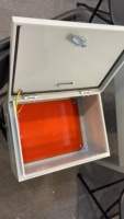 Boîtier de commande métallique pour panneau électrique mural de distribution de courant