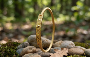 DIVYORO Bracelet élégant pour femme en or plaqué or avec finition texturée en chevron, bracelet de créateur pour mariage ou anniversaire - Product Image 2