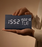 Réveil en bois en forme de triangle Date semaine LED Thermomètre numérique en bois Horloge en bois Commande vocale Horloge de bureau