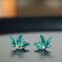 Anting-anting tusuk titanium murni artisanal, zircon potongan brilian bentuk kupu-kupu, klasik, ringan seperti bulu, bebas alergi, untuk wanita