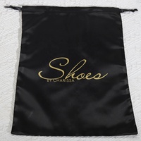Pochette en satin noir imprimée avec logo personnalisé, sac à cordon de serrage pour le rangement des cheveux, sac à poussière en satin de luxe, doux comme de la soie, pour emballer des cosmétiques ou des accessoires capillaires