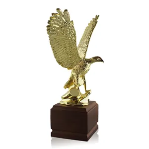 Neue Produkte einzigartige Tier figur Harz Adler Statuen Trophäe benutzer definierte Harz Falcon Ornamente mit Holz sockel