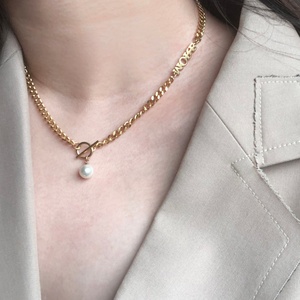 Collar de Cadena Cubana con Cierre OT de Acero Inoxidable Clásico y Elegante, con Letras del Alfabeto y Perlas de Imitación - Product Image 1