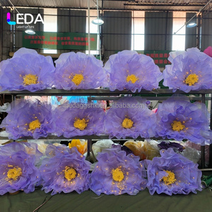 Centro de Mesa LEDA Moderno con Flor Gigante de Lavanda y Luz, Decoración de Pasillo para Bodas y Eventos con Tul de Organza de Seda - Product Image 3