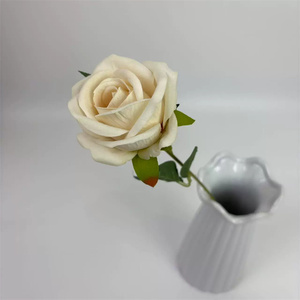 بسعر الجملة زهرة مخملية مفرد بلمسة حقيقية مخملية وردة حمراء لتزيين حفلات الزفاف - Product Image 4