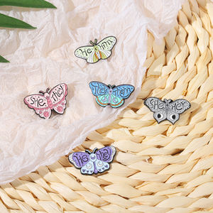 12 Styles Butterfly Pronomen Beste Emaille Pins Benutzer definiert SIE IHN ER IHN SIE SIE SIE Broschen Revers Abzeichen Pin Hard - Product Image 4