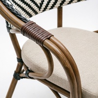 Ensemble table et chaises d'extérieur en alliage d'aluminium moderne et simple, modèle MHD-007, emballé pour la livraison, idéal pour balcon, jardin, restaurant, café, gîte.