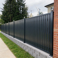 Panneaux de clôture d'intimité en aluminium gris, motifs décoratifs découpés au laser, clôture de jardin offrant une intimité totale avec des poteaux robustes