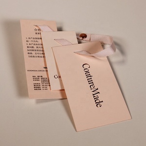 Etiqueta Colgante Personalizada al por Mayor <span class=keywords><strong>con</strong></span> Logotipo en Dorado, Etiqueta de Marca en Relieve <span class=keywords><strong>con</strong></span> <span class=keywords><strong>Cinta</strong></span> de Grosgrain, Etiqueta de Lujo <span class=keywords><strong>para</strong></span> <span class=keywords><strong>Ropa</strong></span> - Product Image 3