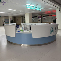 Bureau de réception rond moderne personnalisé en Corian avec éclairage LED et finition métallique pour postes d'infirmières d'hôpitaux et d'hôtels