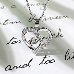 Collana con Ciondolo a Cuore Creativo Madre e Figlio per Donne, Design Abbraccio, Catena per Clavicola, Accessorio Quotidiano Significativo - Product Image 5