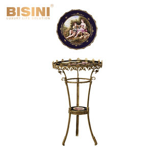 Splendido <span class=keywords><strong>tavolo</strong></span> da scacchi in stile <span class=keywords><strong>barocco</strong></span> francese, intagliato a mano, in rame puro, porcellana bianca e nera e ottone, con due sgabelli piccoli. - Product Image 2