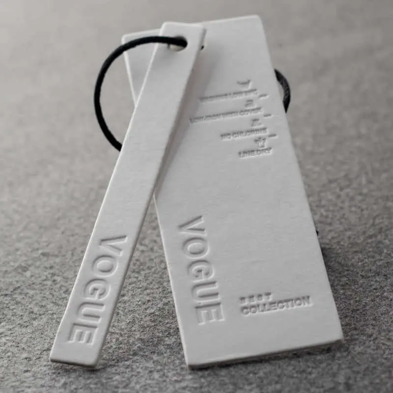 Günstige Custom Design Druck Name Logo Papier Garment Hangtag Etiketten geprägte hängen tag