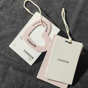 Étiquettes de vêtements de luxe personnalisées, chemises, étiquettes de cartes avec nom et ficelles imprimées sur du papier typographique - Product Image 1