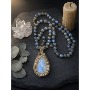 Collier Mala en perles de labradorite avec pendentif en pierre de lune arc-en-ciel - Adoptez l'union mystique de la beauté et de la sérénité - Product Image 3