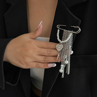 Broche Épingle de Sûreté Femme Élégante et Polyvalente pour Fête et Banquet, Ornament de Poitrine à Pompon au Design Personnalisé – Grande Vente Mode