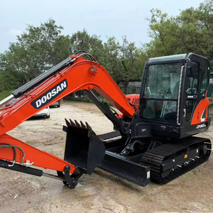 Petite pelle Doosan DX60DH60 d'occasion, un équipement de construction fiable d'une capacité de 6 tonnes. - Product Image 1