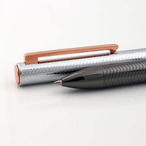 Stylo à bille gravé en métal canon de fusil foncé - Product Image 5